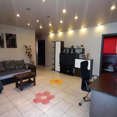 Spacious, Modern Condo In New Villa - Sleeps 6 Boekarest Buitenkant foto