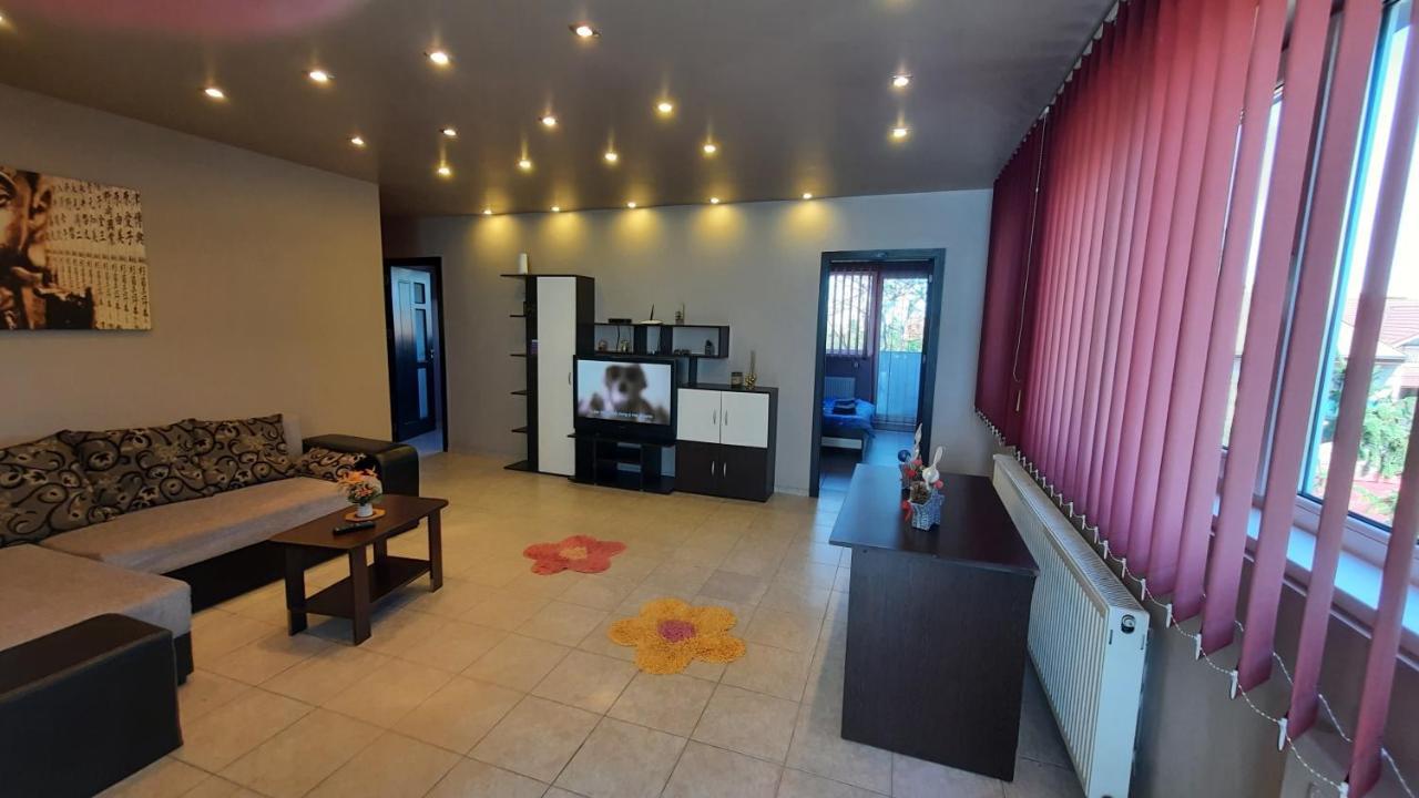 Spacious, Modern Condo In New Villa - Sleeps 6 Boekarest Buitenkant foto