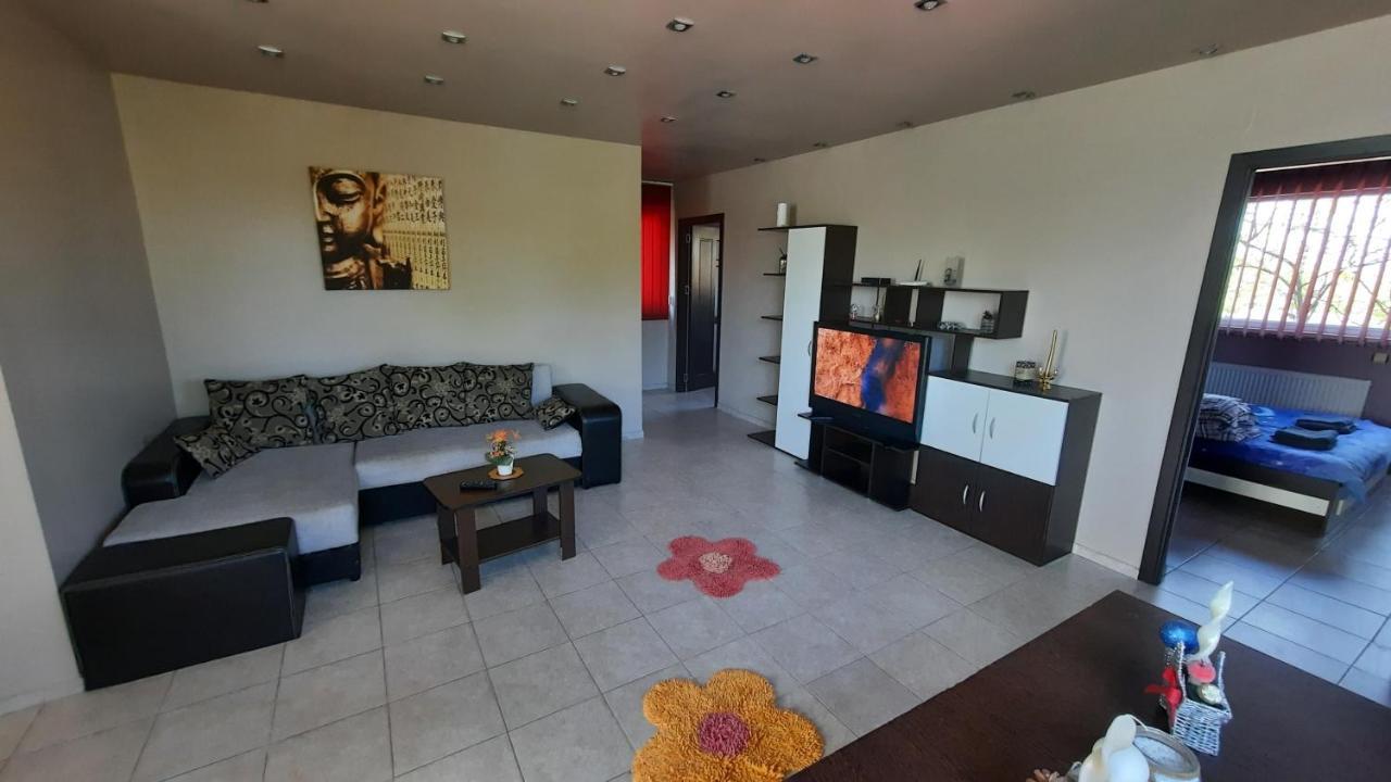 Spacious, Modern Condo In New Villa - Sleeps 6 Boekarest Buitenkant foto