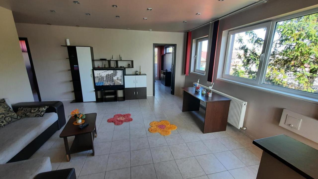 Spacious, Modern Condo In New Villa - Sleeps 6 Boekarest Buitenkant foto