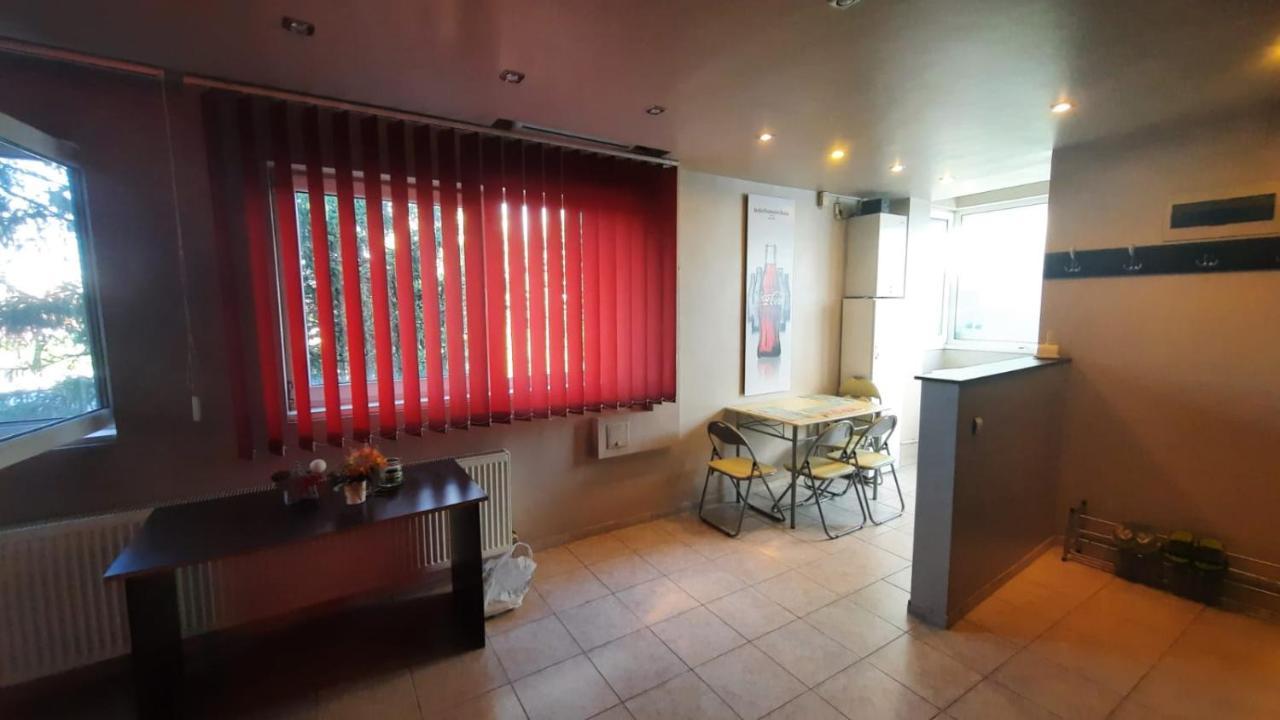 Spacious, Modern Condo In New Villa - Sleeps 6 Boekarest Buitenkant foto